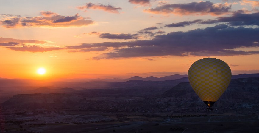 Ballon Coloré Avec Des Personnes Volant Dans Le Ciel Dans Cappadocia Image  stock - Image du transport, chauffer: 119526327
